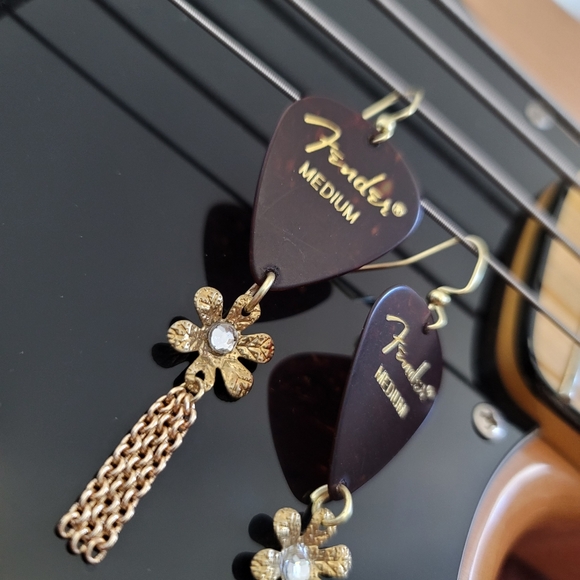 Gena's Jewelry: Daisy, Rhinestone & Gold Tone Fender Guitar Pick Earrings - Picture 2 of 3
